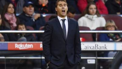 Real Madrid's Spanish coach Julen Lopetegui shouts from the sideline during the Spanish league football match between FC Barcelona and Real Madrid CF at the Camp Nou stadium in Barcelona on October 28, 2018. (Photo by GABRIEL BOUYS / AFP)