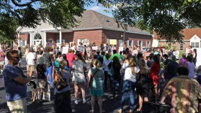 Centenares de personas protestaron frente al domicilio de Walter Palmer en una pequeña localidad de Minnesota.