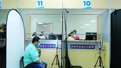 Un ciudadano se toma la fotografía para obtener su pasaporte en la oficina en colonia Universidad. Foto: Moisés Valenzuela.