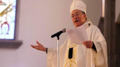 El Cardenal Oscar Andrés Rodríguez (i) durante la homilía conmemorativa de los 267 años del hallazgo de la imagen de la Virgen de Suyapa.