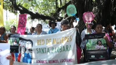 Mujeres sampedranas protestan hoy frente al Ministerio Público exigiendo justicia.