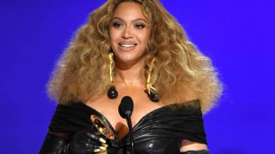 La cantante Beyonce al recibir el premio a la Mejor Interpretación de R&B por 'Black Parade', durante la 63a ceremonia anual de los premios Grammy.