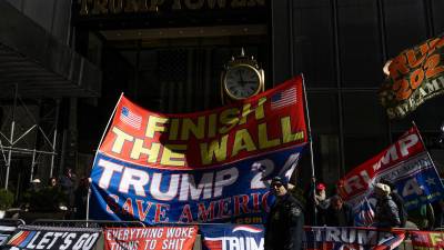 Seguidores del expresidente se manifiestan frente a la Torre Trump en Nueva York.
