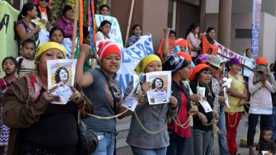 La ambientalista hondureña Bertha Cáceres murió en la sala de su casa en la colonia El Líbano de Intibucá, después de ser atacada a tiros por dos hombres que forzaron la puerta.