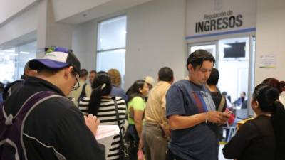 Los sampedranos están llegando a las oficinas de Galerías del Valle. Foto: Yoseph Amaya