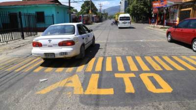 Entre la 2 avenida y 13 calle se colocaron reductores de velocidad, se pintaron cebras y se instaló un alto. Foto: Jordan Perdomo