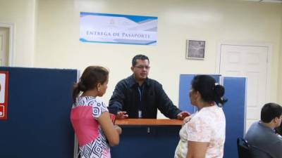 Dos ciudadanas reclaman sus pasaportes en la oficina regional. Fotos: Franklin Muñoz.