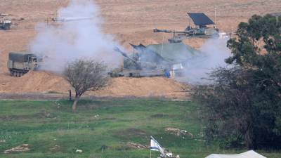 Una unidad de artillería israelí dispara desde una posición cerca de la frontera entre Israel y Gaza, en el sur de Israel, el 28 de diciembre de 2023.