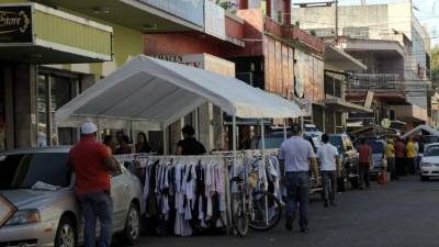 Muchas calles están invadidas por los buhoneros.