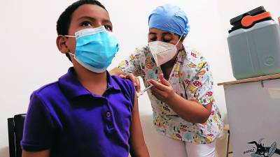 Un grupo de ninos fueron vacunado mediante la campana de vacunacion que se desarrollo en el centro de salud Miguel Paz Barahona de San Pedro Sula