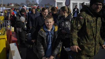 El 90% del éxodo ucraniano lo integran mujeres y niños ante la imposición a los hombres de quedarse para unirse a las reservas del Ejército.