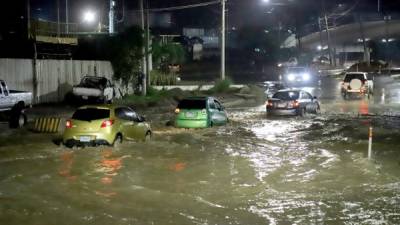 Con la tormenta del martes, la segunda calle se llenó de agua y afectó el tráfico vehicular. Foto: Yoseph Amaya.