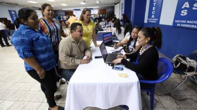 Los convencionales desfilaron por el Comité Central del Partido Nacional para acreditarse y confirmar su presencia.