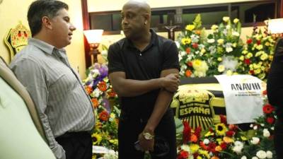 Mateo Yibrín, presidente de Real España, junto a Hernan Medford, extécnico del club, conversan en el velorio de Mario Verdial.