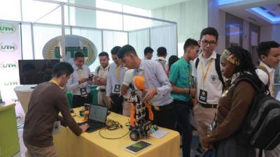 Acción. Estudiantes de la UTH muestran sus creaciones en robótica. Foto: Melvin Cubas.