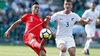 El peruano Christian Cueva disputa el balón con el neozelandés Declan Wynne. Foto EFE