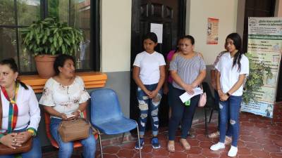 Padres de estudiantes de al menos tres institutos educativos protestan este miércoles en la Departamental de Cortés.