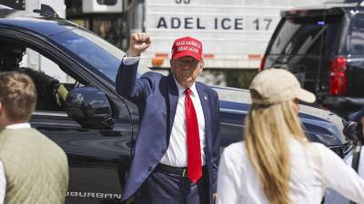 El candidato presidencial republicano Donald J. Trump (centro) hace un gesto mientras recorre las zonas dañadas por el huracán Helene en Valdosta, Georgia, EE.UU., el 30 de septiembre de 2024. EFE/EPA/Erik S. Lesser