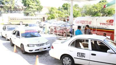 Hasta una hora se tarda un taxi para cargar el gas Lpg en el cilindro instalado en sus unidades.