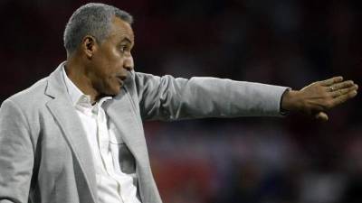 Mendoza, de 57 años, reemplazará al chileno Mario Salas, quien culminó una exitosa campaña en el Sporting Cristal en diciembre pasado y ahora dirige al Colo Colo de su país. EFE/Archivo