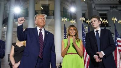 Barron junto a sus padres durante la convención Republicana en septiembre pasado./AFP.