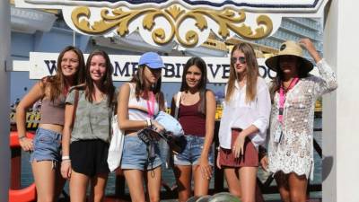 Jóvenes cruceristas posan para una fotografía grupal después de bajarse del crucero Allure of the Seas que atracó hoy en Roatán. Fotos Andro Rodríguez.