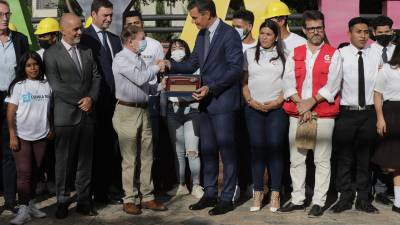 El presidente del Gobierno español, Pedro Sánchez, recibió las llaves de Comayagua por parte del alcalde de la ciudad, Carlos Miranda Canales, durante una visita a la Escuela Taller.