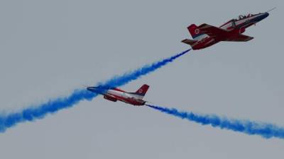 Los 'halcones rojos' de China realizaron maniobras militares durante la feria aérea de Pekín./AFP.