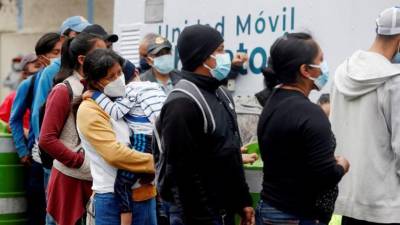 Personas a la espera de aplicarse la vacuna. Fotografía: EFE.