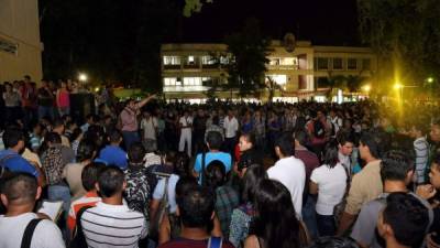 Más de 600 estudiantes se reunieron la noche del jueves para manifestar su malestar por la tabla de unidades valorativas. Luego de eso, decidieron tomarse las instalaciones. Foto: Amílcar Izaguirre