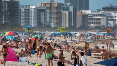 Las autoridades de Estados Unidos hicieron este lunes llamamientos a la responsabilidad de los ciudadanos para evitar imprudencias y frenar la expansión del coronavirus en el país, que supera los 2,5 millones de casos y roza los 126.000 muertos, con repuntes graves en Florida, Texas y California luego de que miles de personas abarrotaran las playas este fin de semana.