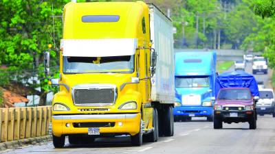 Dos camiones con mercancías circulan por el bulevar del Sur de San Pedro Sula. Fotos: Moisés Valenzuela