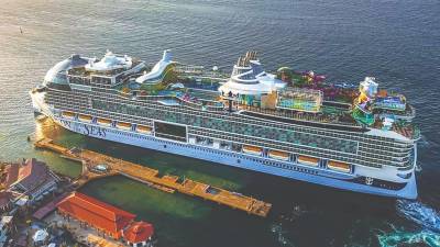 El Icon of the Seas, que llegó a Honduras en marzo de 2024, tiene 20 pisos, más de 40 bares y restaurantes, también tiene siete piscinas, 20 cubiertas y seis toboganes.