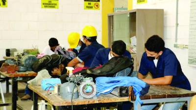En el Técnico Ramón Rosa de la ciudad de Gracias solo se asiste tres días a la semana al centro educativo, debido a que las aulas no son suficientes para albergar a los estudiantes sin que estén hacinados. FOTOS: MARIELA TEJADA