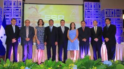 Alberto Bográn, Alberto Díaz Lobo, Karen Calidonio, Yussuf Amdani, Mateo Yibrín, Mey Hung, Carlos Aguilar, Luis Larach y Mario Canahuati presidieron la mesa de honor en la esperada gala empresarial. Fotos: Jorge Gonzales.