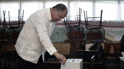 El actual mandatario ejerció el sufragio en un centro educativo de la ciudad de San José.