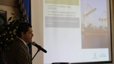 El ministro Arnaldo Castillo presentando su informe de rendición de cuentas.