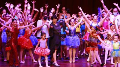 Flor Alvergue junto a sus alumnas de CC Danza en una de sus recientes presentaciones.