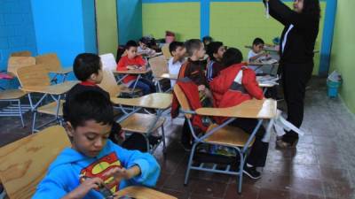 Los estudiantes aprendiendo a desarrollar s sus habilidades en clases prácticas de manualidades y motor fino.