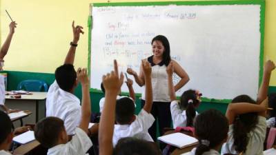 Docente de San Pedro Sula imparte clases.