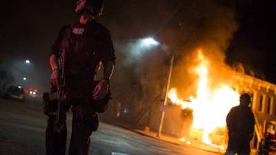 Los violentos enfrentamientos entre los afroamericanos y la policía el pasado lunes dejó a más de 15 personas heridas.
