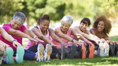 Integre a sus amigos hacer una actividad física diaria, así será más placentero el ejercicio.
