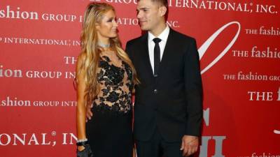 Paris Hilton y su novio Chris Zylka.