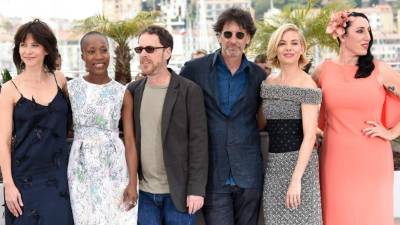 El jurado lo conforman la actriz francesa Sophie Marceau, la cantante maliense Rokia Traore, los directores de cine Ethan y Joel Coen con la actriz británica Sienna Miller y la española Rossy de Palma.