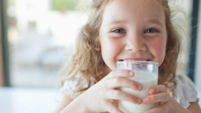 Es indispensable que desde pequeños los niños consuman un vaso de leche diario.