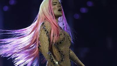 ‘La Bichota’, por su parte, recordó que conoció la música de Bocelli cuando era una adolescente y dijo que desde esa época estaba “superconectada con su música, el poder de su voz y su forma única de crear música”.