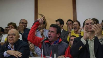 El gobernador del estado de Miranda, Henrique Capriles (c), acompañado del secretario general de la Mesa de la Unidad (MUD), Jesus Torrealba (i), y el diputado Luis Florido (d), ofrece una rueda de prensa el 21 de octubre de 2016, en Caracas (Venezuela). EFE