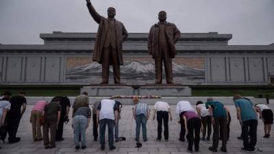Vientos de guerra soplan hacia Corea del Norte donde las continúas provocaciones de Kim Jong-un a Estados Unidos amenazan con desatar un inminente conflicto nuclear. Sin embargo, en Pyongyang a nadie parece importarle demasiado. Los ciudadanos norcoreanos continúan con su rutina diaria, eso si, siempre inclinándose ante las estatuas de bronce de 20 metros de alto de la colina Mansu, para rendir homenaje a los dos primeros dirigentes del régimen, Kim Il-Sung y Kim Jong-Il .