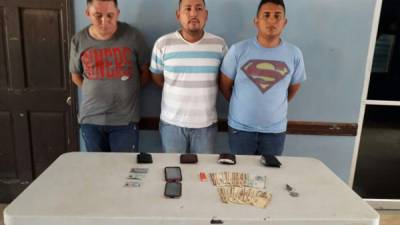 A los individuos se les decomisó un arma, varios teléfonos celulares y dinero en efectivo.