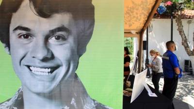 Admiradores y músicos homenajearon este domingo al célebre Juan Gabriel en las calles de Ciudad Juárez, su lugar de acogida, en un evento convocado en este municipio fronterizo de México para recordar a su gran ídolo cinco años después de su muerte. Desde diferentes puntos del país, decenas de personas se dieron cita para rendir tributo y compartir las vivencias que tuvieron con el llamado 'Divo de Juárez'.